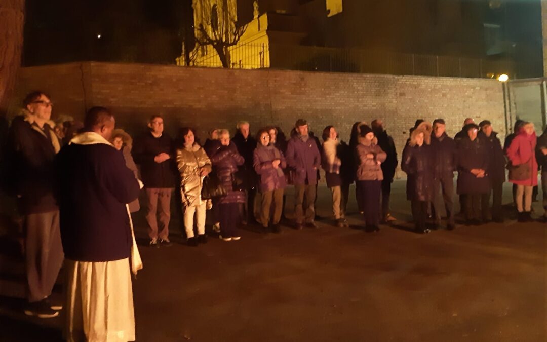 Preghiera mariana intorno al fuoco