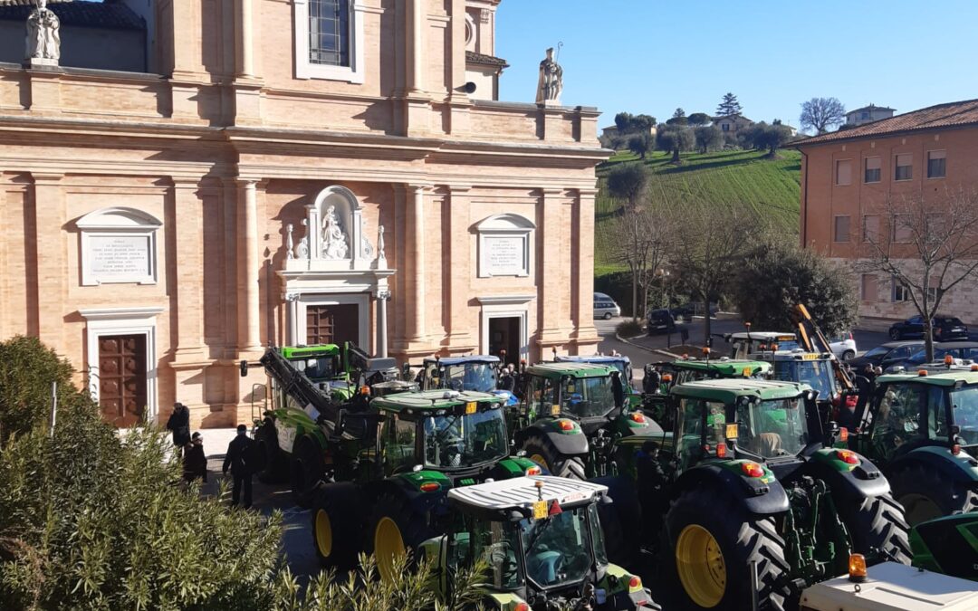GLI AGRICOLTORI AL SANTUARIO CON I LORO MEZZI
